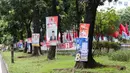 Estetika keindahan tata kota dan ketertiban umum menjadi terganggu akibat pemasangan bendera partai yang sembarangan. (Liputan6.com/Herman Zakharia)