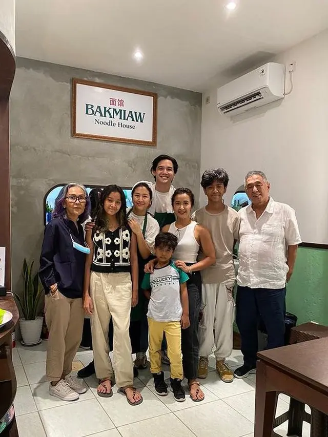 [Fimela] Jarang Muncul di Layar Kaca, Ini 6 Potret yang Sibuk dengan Bisnis Bakmi Plant Based