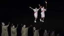 Api Olimpiade telah mengelilingi 20 kota dari 47 prefektur Jepang dalam acara kirab obor yang berlangsung 121 hari sejak akhir Maret lalu sebelum akhirnya tiba saat upacara pembukaan Olimpiade Tokyo 2020 di Olympic Stadium, Tokyo, Jepang, Jumat (23/7/2021). (Foto: AP/Charlie Riedel)