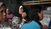 Seorang warga memanjatkan doa saat menggelar aksi unjuk rasa didepan kantor Ombudsman RI, Jakarta, (20/5/2016). Mereka menuntut usut Bupati Kabupaten Tangerang diduga melakukan pelanggaran maladministrasi. (Liputan6.com/Faizal Fanani
