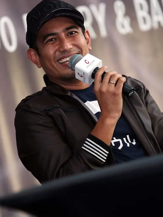 Sebagai salah satu bentuk dukungan Rio adalah datang ke stadion bersama anak dan istrinya. Apalagi sang istri mengerti dunia sepakbola, lantaran pernah memandu acara olahraga. (Deki Prayoga/Bintang.com)