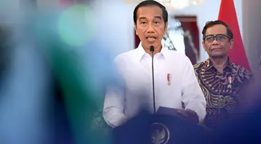 Presiden Joko Widodo didampingi Ketua Dewan Pengarah Tim Penyelesaian Non-Yudisial Pelanggaran HAM Berat Masa Lalu memberikan keterangan terkait pelanggaran HAM masa lalu di Istana Merdeka, Jakarta, Rabu (11/1/2023). Pemerintah Indonesia mengakui terjadinya 12 pelanggaran HAM berat di masa lalu dan akan memulihkan hak-hak korban secara adil dan bijaksana tanpa menegasikan penyelesaian yudisial. (FOTO: Muchlis Jr-Biro Pres Sekretariat Presiden)