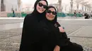Ia juga tampil kompak dengan sang mama, sambil kenakan kacamata hitam yang stylish.  [Foto: Instagram/ Alyssa Daguise]