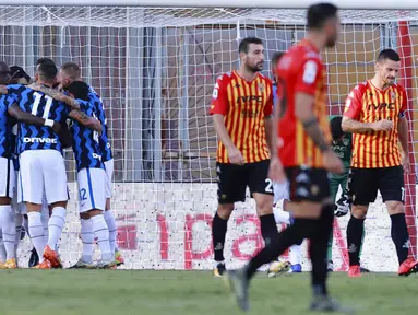 Para pemain Inter Milan merayakan gol yang dicetak oleh Romelo Lukaku ke gawang Benevento pada laga Liga Italia di Stadion Ciro Vigorito, Rabu (30/9/2020). Inter Milan menang dengan skor 5-2. (Alessandro Garofalo/LaPresse via AP)