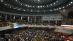 Umat Kristiani mengenakan masker saat menghadiri kebaktian Paskah di Yoido Full Gospel Church, Seoul, Korea Selatan, Minggu (17/4/2022). Gereja menggelar kebaktian Paskah dengan dihadiiri 70 persen dari kapasitas jemaah untuk mencegah penularan virus corona COVID-19. (AP Photo/Lee Jin-man)
