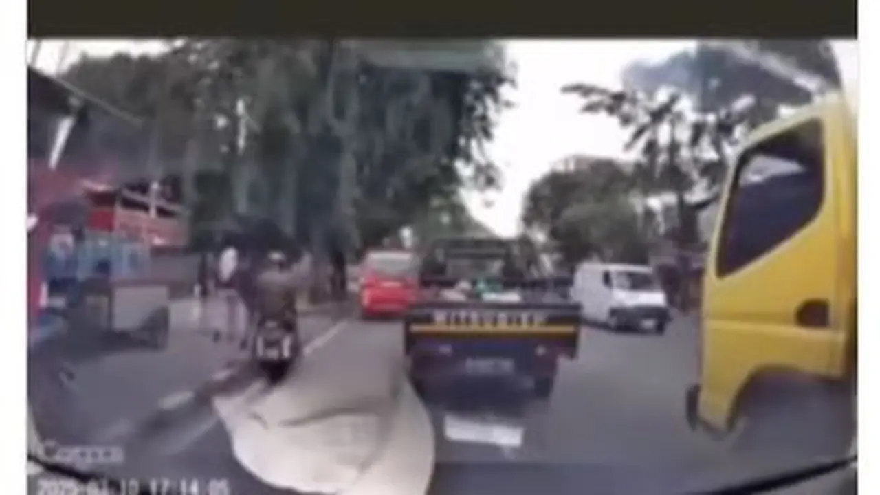 Aksi bajing lompat di kawasan Pasar Ular, Plumpang, Jakarta Utara, Senin (10/3/2025).