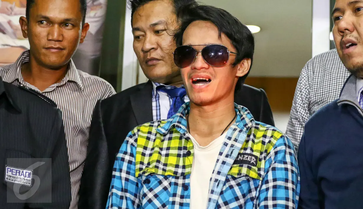 Reza Pahlevi bersama kuasa hukumnya memberikan keterangan usai melaporkan Indra Bekti ke Polda Metro Jaya, Jakarta, Selasa (2/2). Artis Indra Bekti dilaporkan ke Polda terkait dugaan perbuatan cabul terhadap anak di bawah umur.(Liputan6.com/Yoppy Renato)