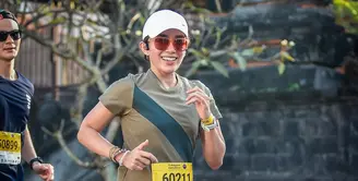 Banyak artis Tanah Air yang menyukai lari marathon. Seperti belum lama ini, banyak selebriti terbang ke Bali untuk mengikuti lari marathon yang diadakan oleh salah satu bang swasta. Ussy Sulistiawaty salah satu artis yang mengikuti. Berikut potretnya [Instagram/ussypratama]