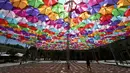 Penampakan instalasi Umbrella Sky Project di Aix-en-Provence, Prancis, Jumat (28/6/2019). Spot berteduh yang instagramable tersebut merupakan karya seniman Portugis Patricia Cunha. (BORIS HORVAT/AFP)
