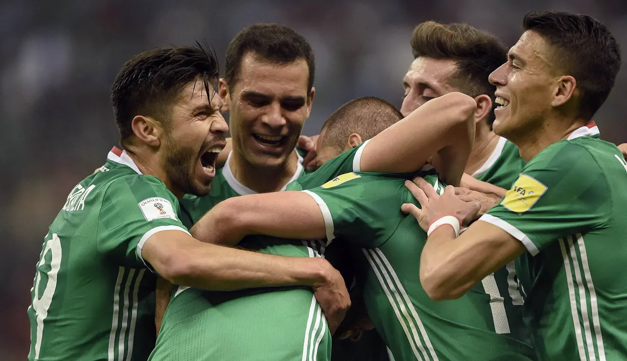 Para pemain Mexico merayakan gol yang dicetak Javier Hernandez ke gawang Kostarika pada laga kualifikasi Piala Dunia 2018 di Stadion Azteca, Mexico, Jumat (24/3/2017). Mexico menang 2-0 atas Kostarika. (AFP/Alfredo Estrella)