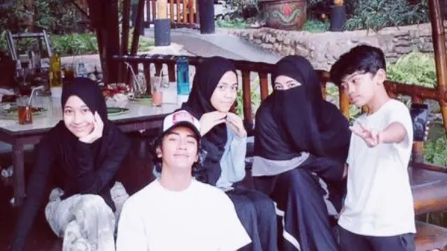 Umi Pipik bersama anak-anaknya