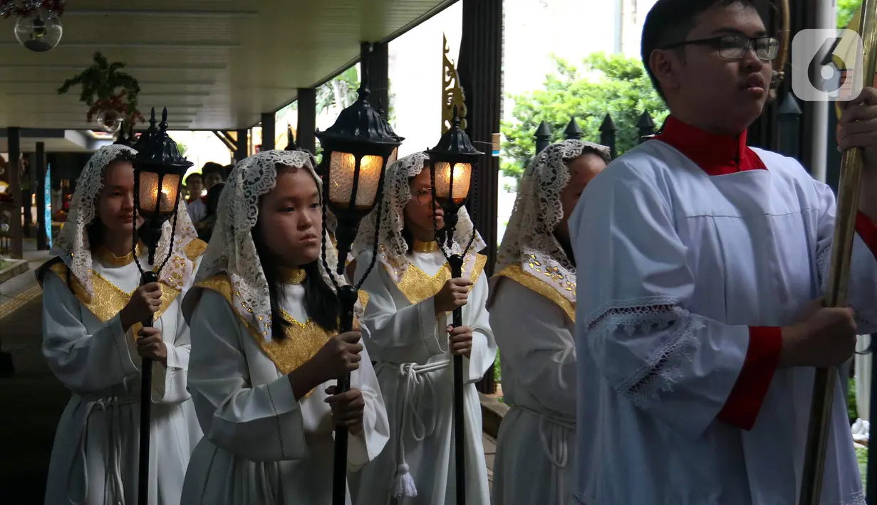 Dari 3.172 kursi yang disediakan, dibagi menjadi 800 untuk area dalam Gereja Katedral, area luar di Plaza Maria dan Gua Maria 550 kursi tenda 1536, dan Graha Pemuda lantai dasar 286 kursi. (Liputan6.com/Herman Zakharia)