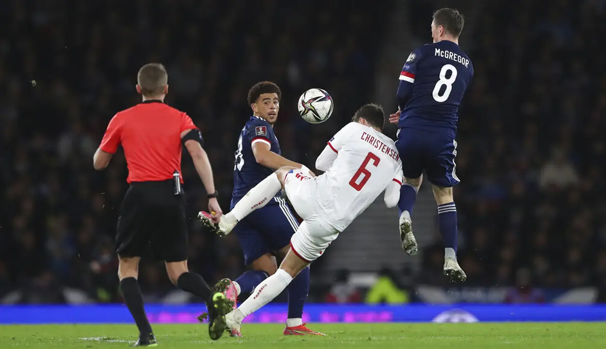 Pemain Denmark Andreas Christensen (kedua kanan) berebut bola dengan pemain Skotlandia Callum McGregor dan Che Adams pada pertandingan sepak bola kualifikasi Grup F Piala Dunia 2022 di Stadion Hampden Park, Glasgow, Skotlandia, 15 November 2021. Skotlandia menang 2-0. (AP Photo/Scott Heppell)