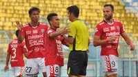 Pemain Bali United sempat memprotes wasit saat melawan Arema di Stadion Kanjuruhan, Kabupaten Malang, Sabtu (20/10/2018). (Bola.com/Iwan Setiawan)