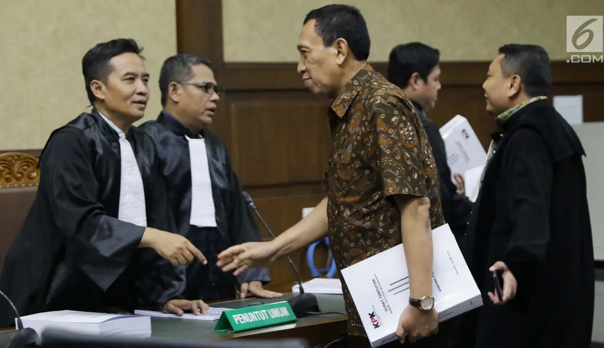 Terdakwa suap dana hibah Kemenpora ke KONI yang juga Sekjen KONI Ending Fuad Hamidy (tengah) usai menjalani sidang pembacaan tuntutan di Pengadilan Tipikor, Jakarta, Kamis (9/5/2019). JPU KPK menuntut Ending empat tahun penjara, denda Rp 150 juta. (Liputan6.com/Helmi Fithriansyah)