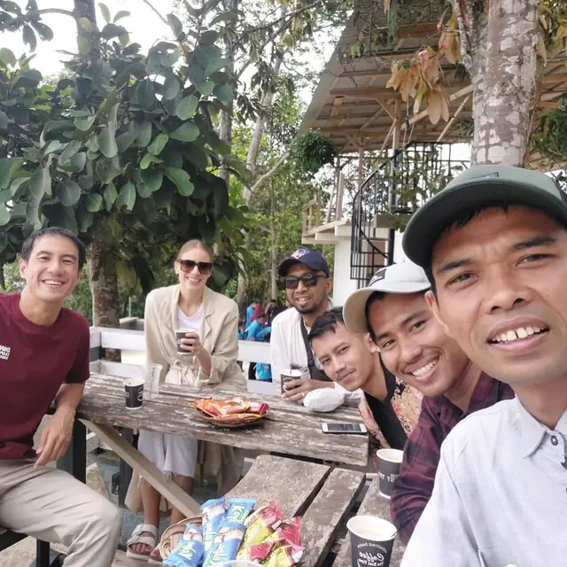 Tak sekedar mengunjungi tempat-tempat wisata, UAS juga mengajak pria kelahiran  Jakarta, 14 Agustus 1981 ini nongkrong dan ngopi di sebuah tempat yang sederhana. (Foto: Instagram/@ustadzabdulsomad_official)