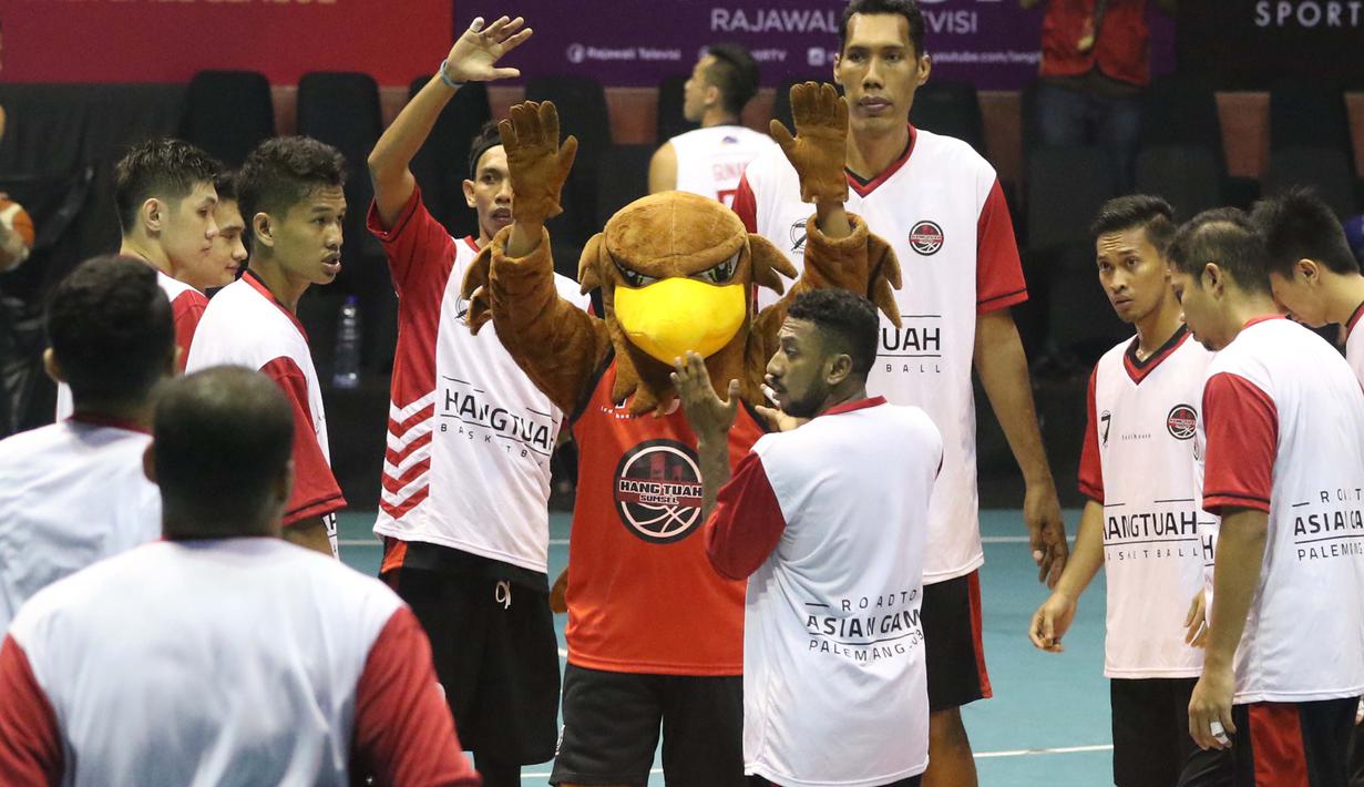 Tim Hangtuah melakukan pemanasan bersama maskotnya sebelum melawan Garuda Bandung pada lanjutan IBL Reguler Season 2015-2016 di Hall A Senayan, Jakarta, Selasa (12/1/2016). Garuda Bandung menang 67-62. (Bola.com/Nicklas Hanoatubun)
