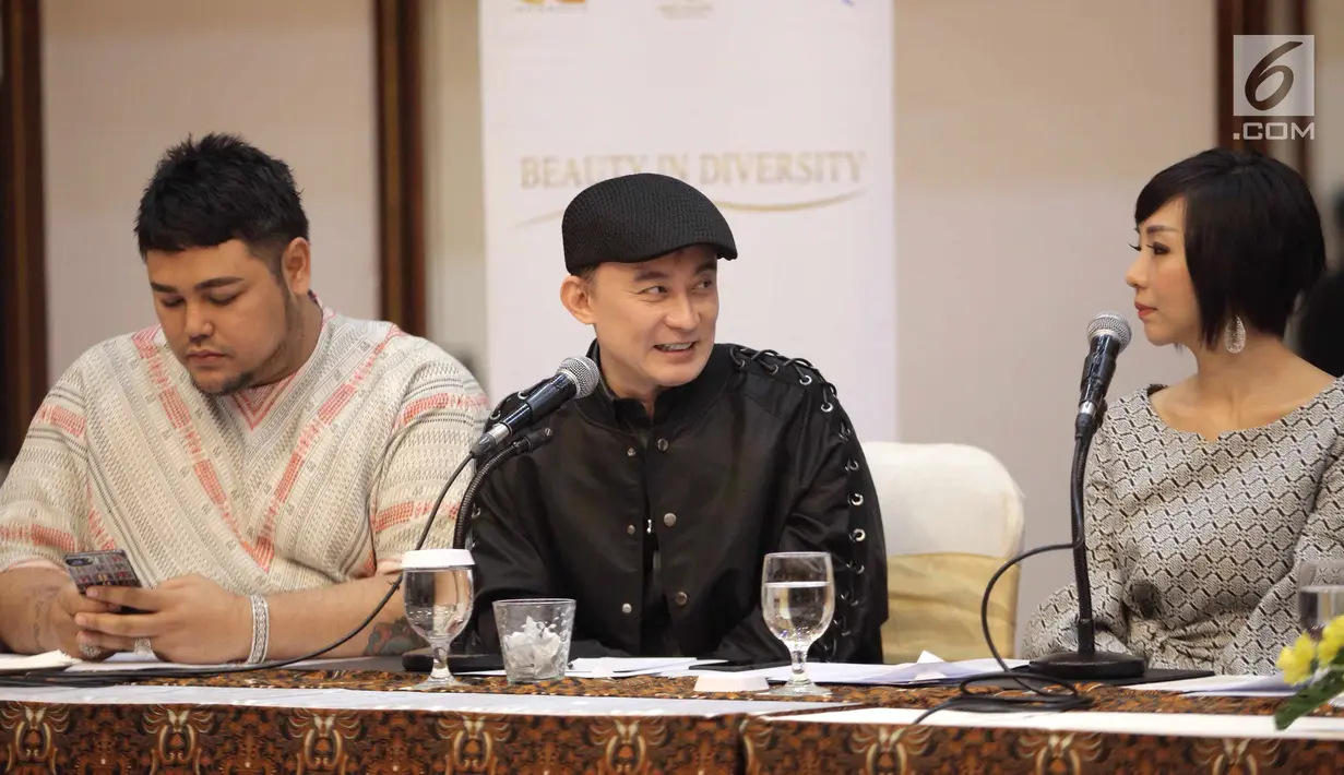 Designer Mahkota, Reynaldi Yunardi saat memberikan keterangan pers kontes kecantikan Miss Grand Indonesia 2018 di Jakarta, Jumat (6/7). Sebanyak 34 kontestan akan memperebutkan mahkota Miss Grand Indonesia. (Liputan6.com/Faizal Fanani)