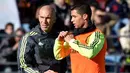 Zinedine Zidane langsung memimpin latihan Real Madrid setelah resmi ditunjuk sebagai pelatih, Selasa (5/1/2016). (AFP/Gerard Julien)