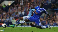 Duel perebutan bola antara Ramires dengan Fabian Delph dalam pertandingan Liga Inggris antara Chelsea melawan Aston Villa di Stadion Stamford Bridge, London Rabu 21 Agustus 2013. (AFP/Carl Court)