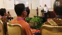 Presiden Jokowi memberikan sambutan ketika bersilaturahmi dengan nelayan di Istana Negara, Jakarta, Selasa (8/5). Dalam kesempatan itu presiden mengajak nelayan meninggalkan cantrang yang dapat merusak ekosistem air laut. (Liputan6.com/Angga Yuniar)