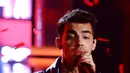 Ketika menjadi salah satu bintang tamu di acara Watch What Happen Live, Joe Jonas diwajibkan untuk menjawab pertanyaan denganwaktu singkat. Pertanyaan apakah itu?. (AFP/Bintang.com)