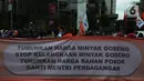 Puluhan buruh melakukan aksi unjuk rasa di depan gedung Kementerian Perdagangan, Jakarta Selasa (22/3/2022). Aksi menuntut Kementerian Perdagangan untuk menurunkan harga minyak goreng dan harga bahan pokok di pasar tradisional serta mendesak Menteri Perdagangan diganti. (merdeka.com/Imam Buhori)