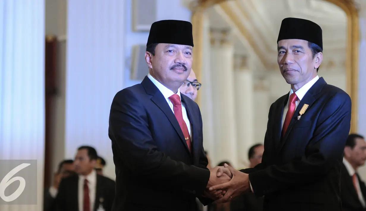 Presiden Jokowi memberikan selamat kepada Kepala Badan Intelijen Negara (BIN) Budi Gunawan usai pelantikan di Istana Negara, Jakarta, Jumat (9/9). Budi Gunawan resmi menjadi Kepala BIN menggantikan Sutiyoso. (Liputan6.com/Faizal Fanani)