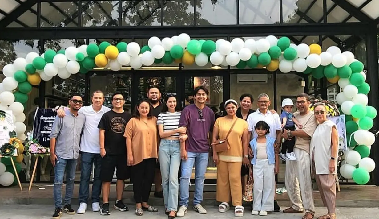 Acara pembukaan cabang baru Foresthree Coffee ini dihadiri oleh keluarga dan sahabat Deva Mahenra. Suasana asyik untuk nongkrong anak muda, banyak netizen yang ungkap ingin mampir ke kedai kopi tersebut. Kesuksesan Deva Mahenra membangun bisnis kedai kopi ini tentunya tak lepas dari dukungan sahabat, keluarga, dan tentunya sang istri tercinta yang selalu setia mendampingi. (Liputan6.com/IG/@miktambayong)