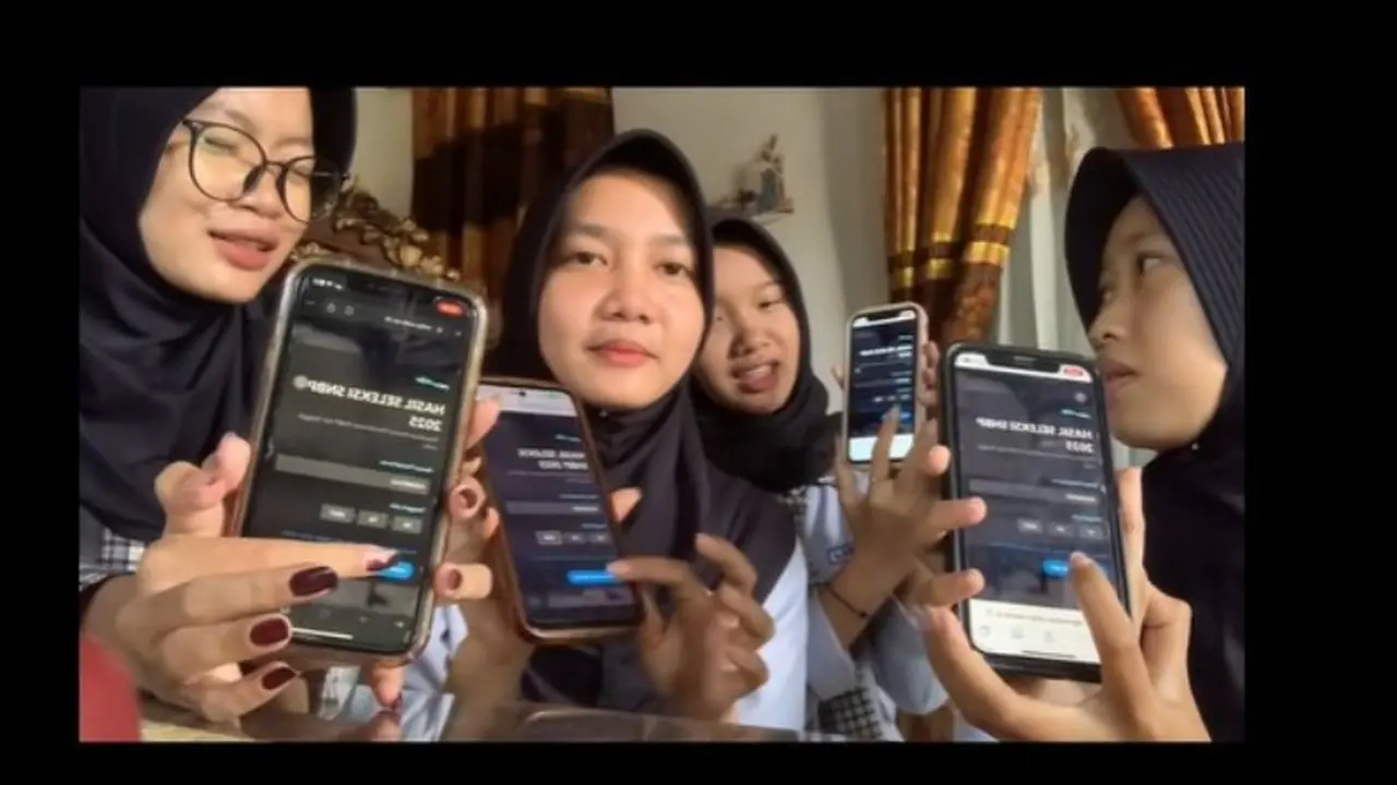 Viral 2 Siswi Lulus Jalur SNBP 2025 tapi Nangis dan Bingung karena Tak Punya Biaya.  foto: TikTok @itsyayaw._