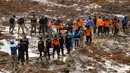 Proses pencarian dan evakuasi korban terhalang kondisi medan yang dipenuhi tanah liat di Banjarnegara, Jateng, Sabtu (13/12/2014). (Antara Foto/Idhad Zakaria)