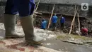 Pekerja menyelesaikan perbaikan turap Kali Pancoran di Jakarta, Rabu (12/8/2020). Perbaikan yang dilakukan merupakan bagian dari perawatan rutin guna memperkuat dinding turap sehingga mencegah kelongsoran. (Liputan6.com/Immanuel Antonius)