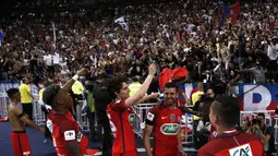 Para pemain Paris Saint Germain (PSG) melakukan selebrasi usai meraih kemenangan atas Angers pada laga final Coupe de France, di Stade de France, Paris, Minggu (28/5/2017). PSG Menang 1-0. (EPA/Etienne Laurent)