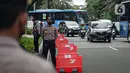 Polisi melakukan penjagaan saat penyisiran di Gereja Katedral, Jakarta, Jumat (24/12/2021). Polda Metro Jaya bersama Satuan Brimob melakukan sterilisasi sejumlah gereja guna memastikan bebas dari bahan berbahaya. (Liputan6.com/Faizal Fanani)