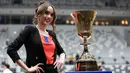 Selebritas Indonesia, Cinta Laura berfoto bersama dengan trofi Piala Dunia Basket atau sering disebut Naismith Trophy setelah peresmian Indonesia Arena pada Senin (07/08/2023) di Senayan, Jakarta. (Bola.com/Bagaskara Lazuardi)