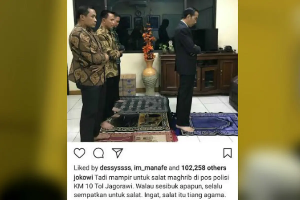 Presiden Jokowi solat Magrib berjamaah di Pos Polisi Tol Jagorawi. 