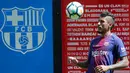 Pemain Baru Barcelona, Paulinho berusaha mengontrol bola saat perkenalan dirinya di Stadion Nou Camp, Barcelona, (17/8). Gelandang Brasil ini ditebus dengan harga sekitar 40 juta euro dari klub China Guangzhou Evergrande. (AP Photo/Manu Fernandez) 
