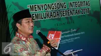 Ketua DKPP, Jimly Asshiddiqie menyampaikan ikhtisar buku yang akan diluncurkan pada perayaan empat tahun DKPP di Jakarta, Senin (13/6/2016). DKPP meluncurkan buku yang merekam jejak Pemilukada Serentak pada 2015 lalu. (Liputan6.com/Helmi Fithriansyah)