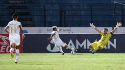 Pemain Dewa United, Fahmi Al-Ayyubi berusaha mengecoh kiper Persija Jakarta, Andritany Ardhiyasa dalam laga pekan ke-16 BRI Liga 1 2022/2023 di Stadion Sultan Agung, Bantul, Yogyakarta, Selasa (20/12/2022) malam WIB. (Bola.com/Ikhwan Yanuar)