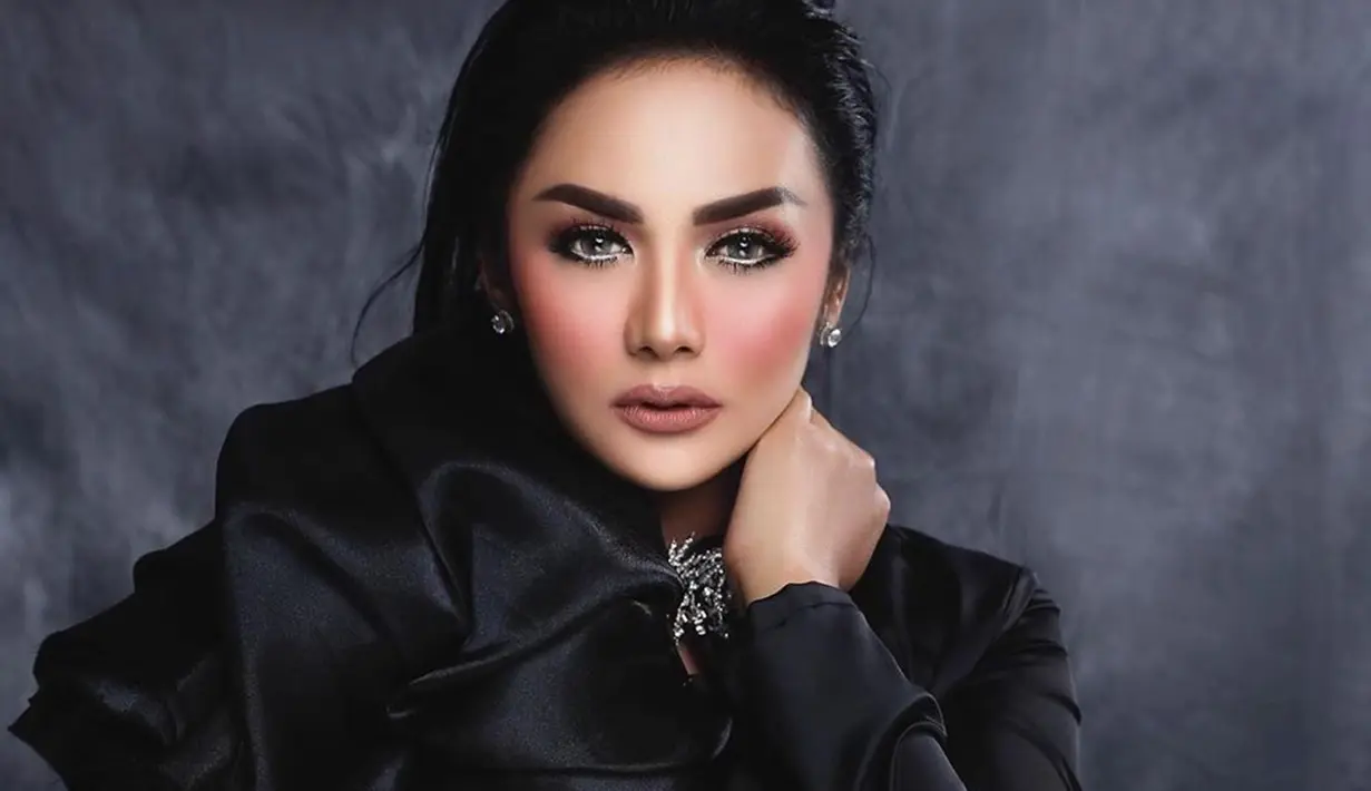 Tampil dalam sebuah pemotretan dengan busana serba hitam, gaya Krisdayanti satu ini curi perhatian netizen. Ia pun terlihat begitu elegan dan menawan meski hanya menggunakan aksesoris yang cukup minimalis. (Liputan6.com/IG/@krisdayantilemos)