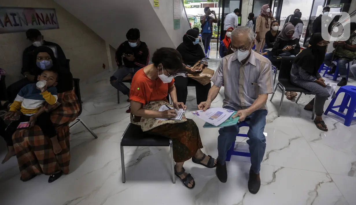 Antrean warga saat pelaksanaan vaksinasi booster COVID-19 di Puskesmas Cilandak, Jakarta, Rabu (12/1/2022). Kelompok prioritas penerima vaksinasi booster COVID-19 adalah orang lanjut usia (lansia) dan penderita immunokompromais. (Liputan6.com/Johan Tallo)