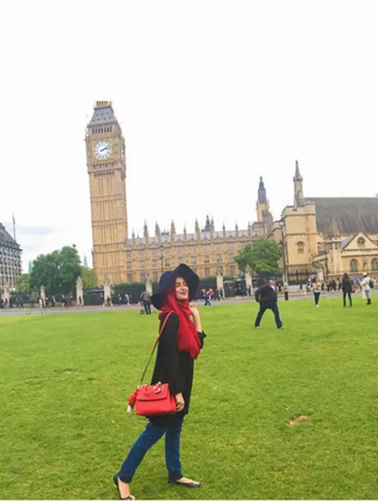 Shireen Sungkar berpose cantik di depan bangunan bersejarah Big Ben, London, Inggris. Dalam kunjungan Shireen ke London tidak hanya liburan namun juga untuk mendukung sang kakak, Zaskia Sungkar di ajang Oxford Fashion Week. (via instagram/@shireensungkar)