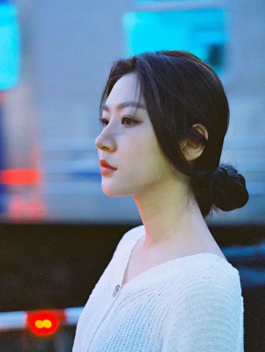 Penampilan yang effortless sering kali membuat penampilan Kim Sae Ron terlihat lebih dewasa. Seperti pada potret yang satu ini di mana ia hanya menggulung rambutnya atau messy low bun. Poni tanggung khasnya dibiarkan berantakan yang menciptakan kesan effortless. (instagram/ron_sae)