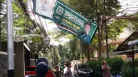 Bawaslu Jaksel menurunkan sejumlah spanduk kampanye caleg.