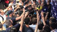 Pebalap Movistar Yamaha, Valentino Rossi, melayani wawancara wartawan setelah balapan MotoGP Italia, Minggu (4/6/2017). (Twitter/Yamaha MotoGP)