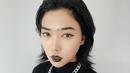 Lipstik dan aksesori mampu membuat outfit sweater knit semakin edgy dengan perona bibir warna gelap dan kalung rantai silver (Foto: Instagram @isyanasarasvati)
