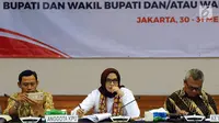 Komisioner KPU, Evi Novida Ginting Manik (tengah) saat menghadiri uji publik Rancangan Peraturan KPU terkait Pilgub. Pilbup dan Pilwali, Jakarta, Rabu (31/5). Uji publik dihadiri perwakilan parpol, akademisi dan media. (Liputan6.com/Helmi Fithriansyah) 