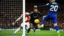 Kiper Arsenal, David Raya (tengah) berusaha menghentikan bola tendangan pemain West Ham, Jarrod Bowen pada laga lanjutan Liga Inggris 2023/2024 di Emirates Stadium, London, Inggris, 28 Desember 2023. (AFP/Henry Nicholls)