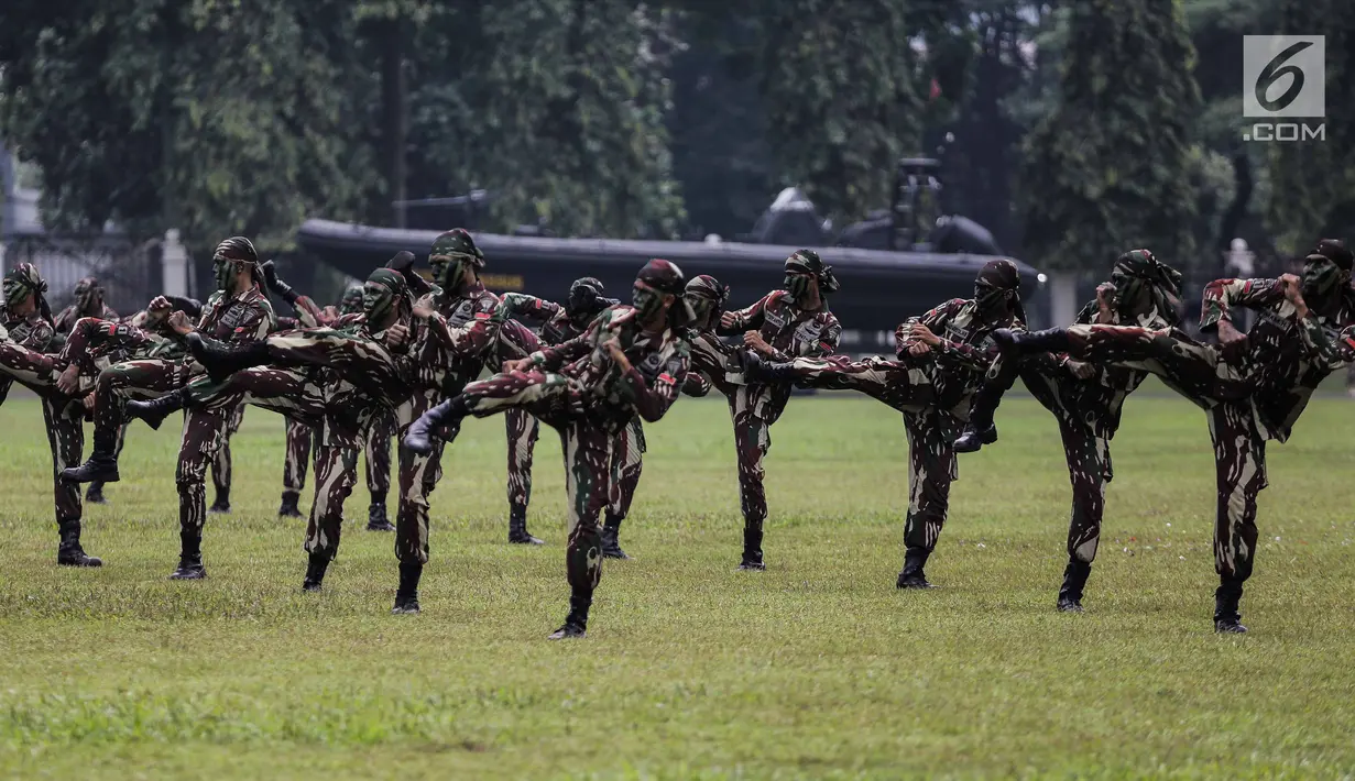 Personel Kopassus melakukan gerakan bela diri saat upacara penyerahan satuan Kopassus di Lapangan Mako Kopassus, Jakarta, Jumat (23/3). (Liputan6.com/Faizal Fanani)