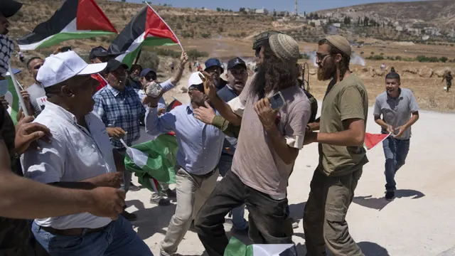 Warga Palestina Bentrok dengan Pemukim Israel di Tepi Barat